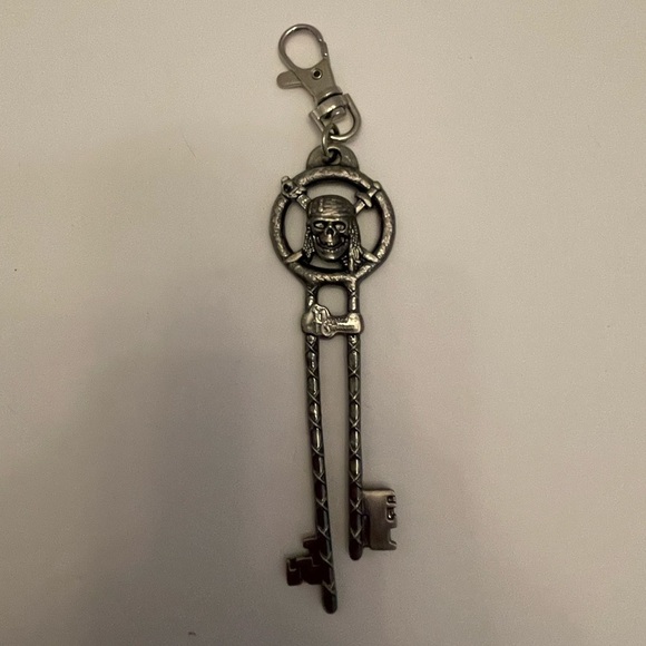 Disney World Parks Pirates of the Caribbean Skull Crossbones Skeleton Key Chain - Picture 1 of 5